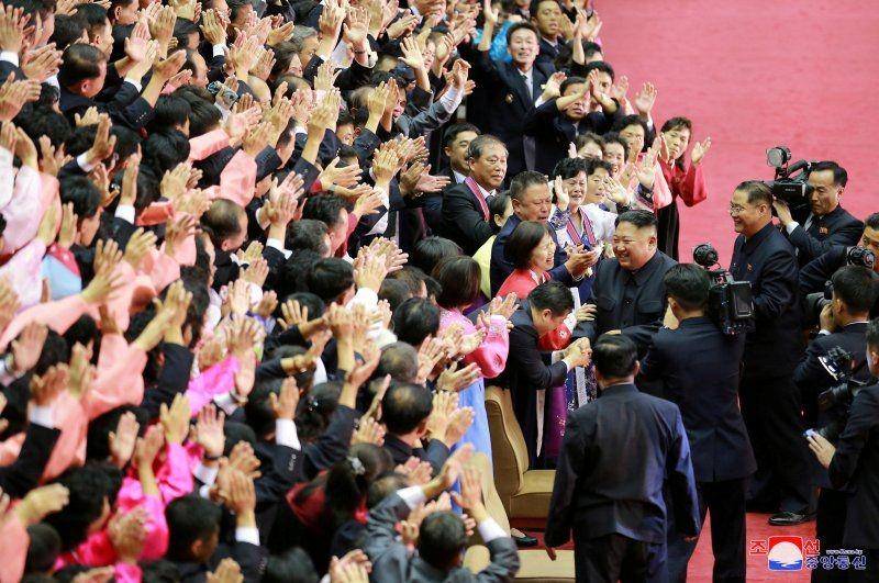 Pemimpin Korea Utara Kim Jong Un menyapa peserta Konferensi Guru Nasional di Pyongyang dalam foto tidak bertanggal yang disiarkan 7 September 2019 oleh Pusat Agensi Berita Korea Utara (KCNA). ANTARA FOTO/KCNA via REUTERS