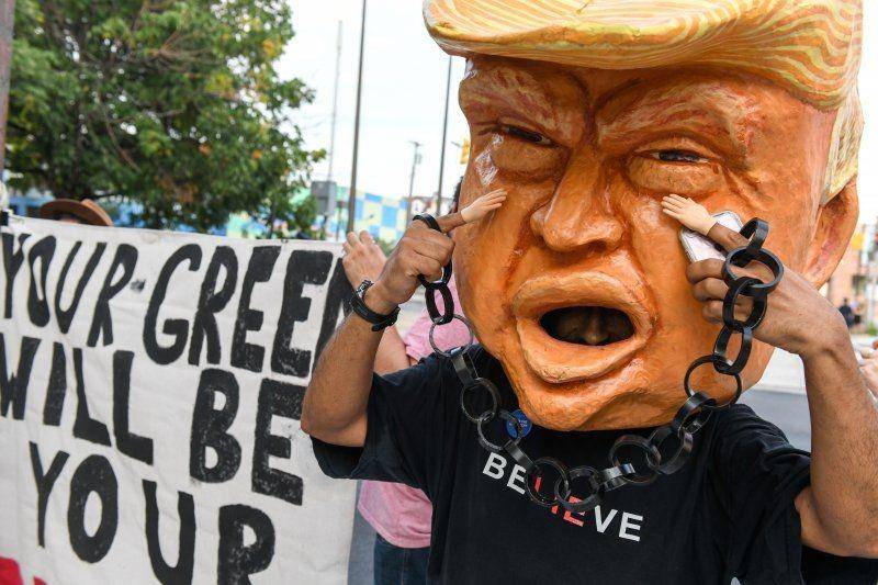Demonstran anti-Trump memprotes pidato Presiden Amerika Serikat Donald Trump kepada Anggota Kongres partai Republik di Baltimore, Maryland, Amerika Serikat pada 12 September 2019. ANTARA FOTO/REUTERS/Theresa Keil