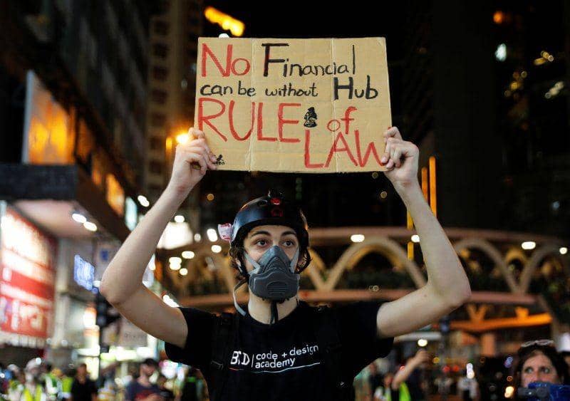 Seorang pengunjuk rasa anti-pemerintah membawa poster di dekat stasiun Causeway Bay di Hong Kong pada 15 September 2019. ANTARA FOTO/REUTERS/Amr Abdallah Dalsh