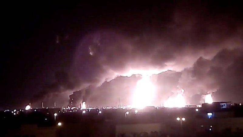 Kebakaran di kilang minyak Aramco, Arab Saudi, terlihat dari kejauhan pada 14 September 2019. ANTARA FOTO/REUTERS
