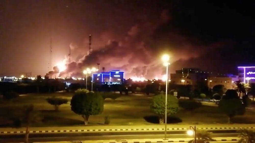 Kebakaran di kilang minyak Arab Saudi, Aramco, pada 14 September 2019. ANTARA FOTO/VIDEOS OBTAINED BY REUTERS/via REUTERS