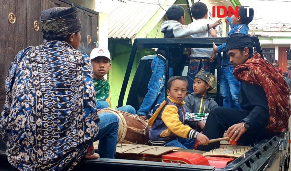 Semangat anak Tengger ikut iring-iringan gamelan Upacara Karo (IDN Times/Ardiansyah Fajar)