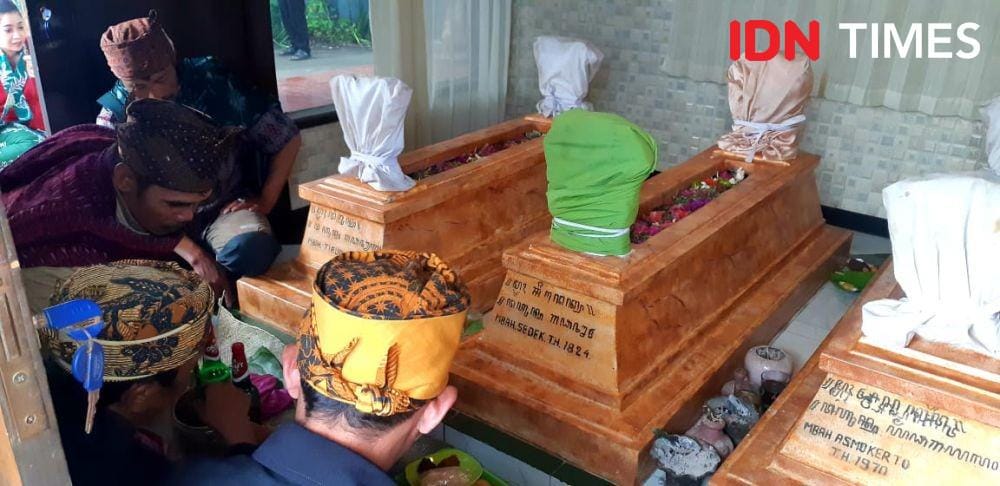 Seorang dukun bernama Sutomo membaca mantra kepada leluhur Suku Tengger dalam Upacara Karo (IDN Times/Ardiansyah Fajar)