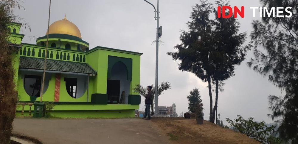 Seorang pengunjung melihat masjid di Desa Atas Awan (IDN Times/Ardiansyah Fajar)