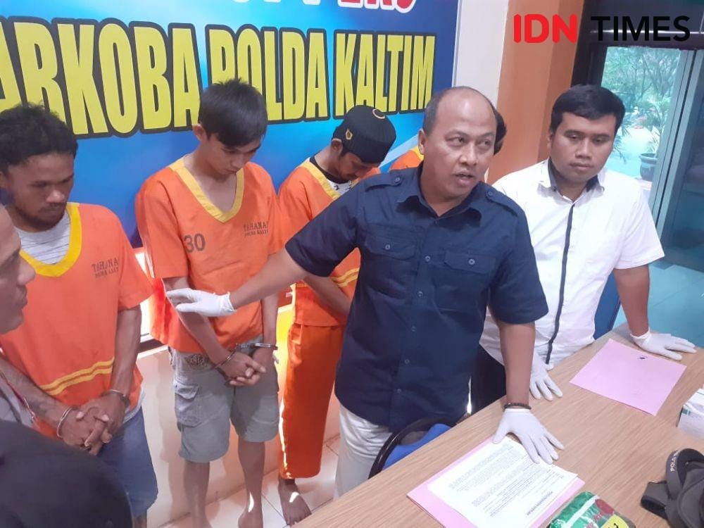 Direktur Resnarkoba Polda Kaltim, Kombes Pol Akhmad Shaury (baju hitam). IDN Times/Surya Aditya