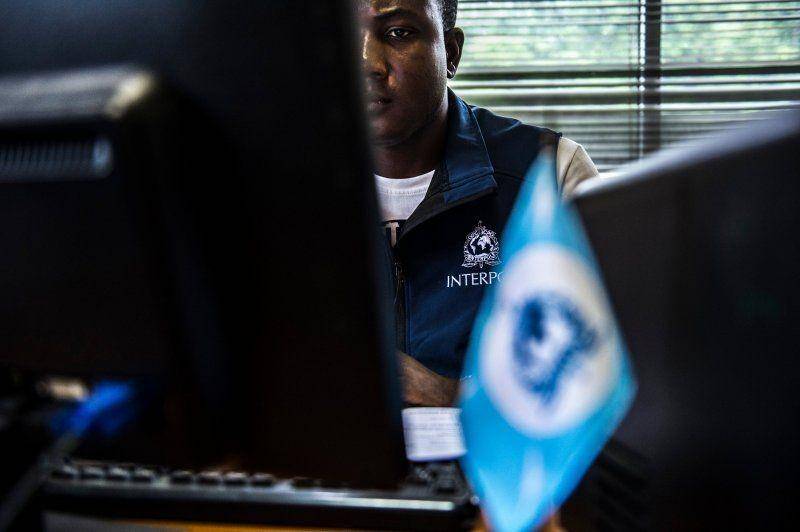 Salah seorang petugas Interpol sedang bekerja. twitter.com/INTERPOL_HQ