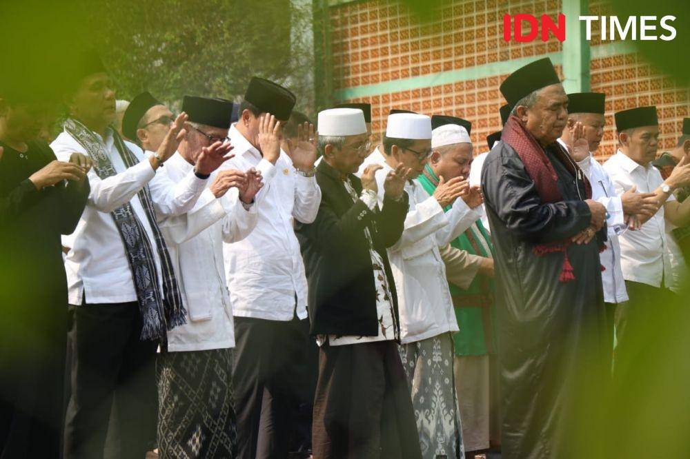 Ilustrasi orang sedang salat. IDN Times/Candra Irawan