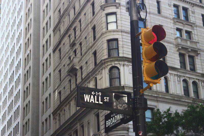 Tanda jalan menuju Wall Street, New York, Amerika Serikat. unsplash.com/Roberto Junior