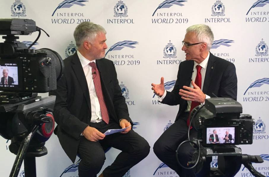 Sekjen Interpol Jürgen Stock sedang melakukan wawancara. twitter.com/INTERPOL_HQ