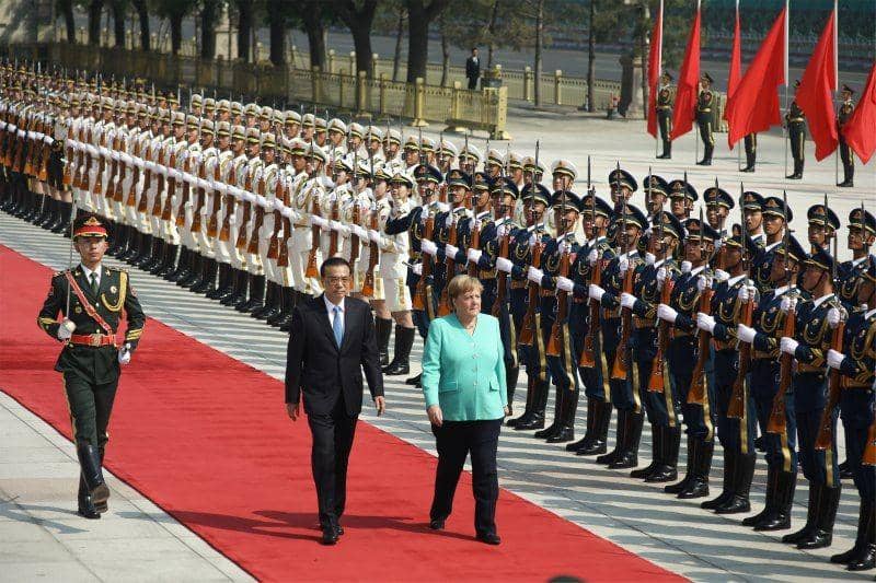 Perdana Menteri Tiongkok, Li Keqiang ,dan Kanselir Jerman, Angela Merkel, meninjau Prajurit Kehormatan Tentara Pembebasan Rakyat di Balai Agung Rakyat di Beijing pada 6 September 2019.  ANTARA FOTO/Andrea Verdelli/Pool via REUTERS