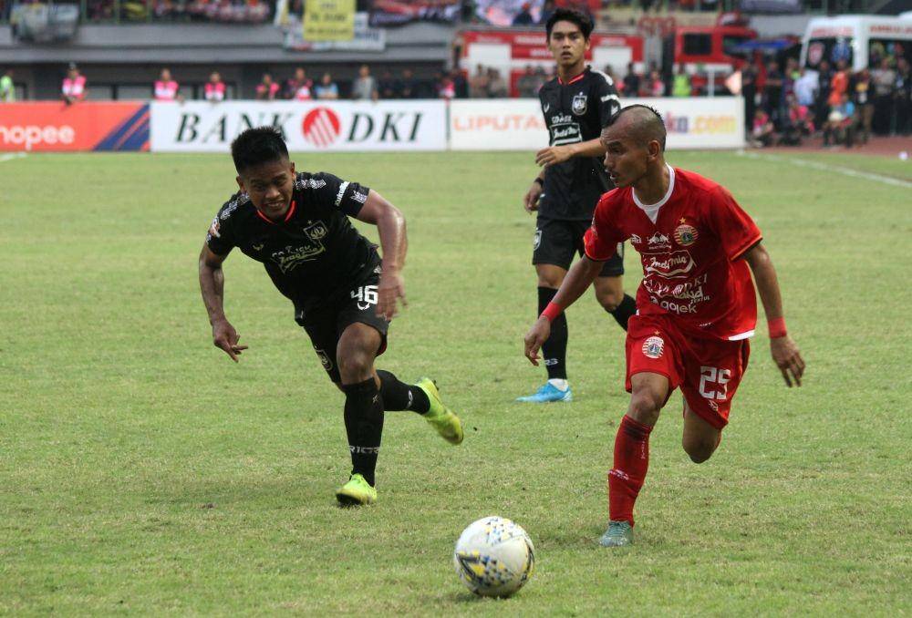 Aksi winger Persija Jakarta, Riko Simanjuntak, di laga Shopee Liga 1 2019 saat melawan PSIS Semarang. ANTARA FOTO/Risky Andrianto