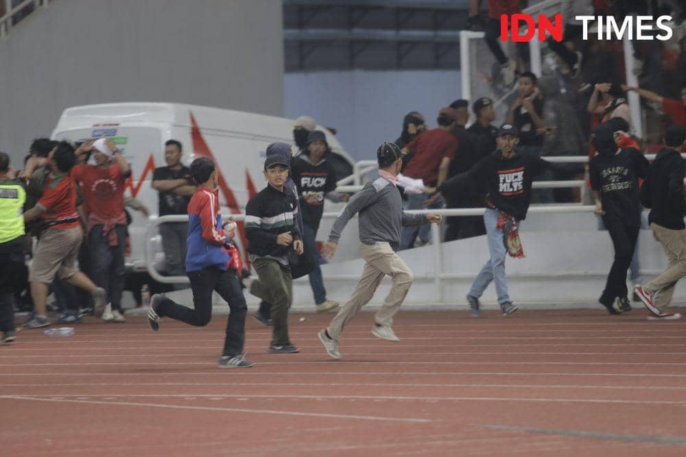 (ilustrasi) suporter yang tengah tunggang-langgang karena dikejar pihak keamanan dalam laga Timnas Indonesia vs Malaysia September 2019 lalu. IDN Times/Ilyas Listianto Mujib