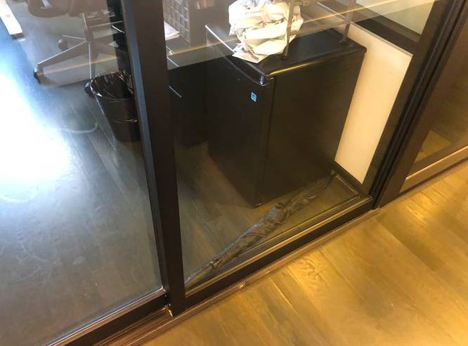 Sebuah payung jatuh ke lantai dan membuat pintu sebuah kantor tidak bisa dibuka. twitter.com/NeerajKA