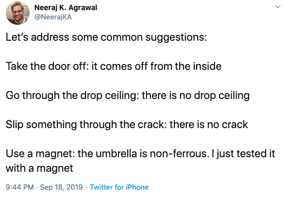 Netizen bernama Neeraj Agrawal yang pertama kali mencuitkan insiden payung tersebut menerangkan bahwa para karyawan sudah melakukan berbagai cara untuk membuka pintu. twitter.com/NeerajKA