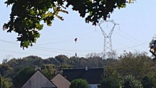 Seorang pilot jet tempur Belgia tersangkut di kabel listrik tegangan tinggi di Prancis pada 19 September 2019. twitter.com/NathalieAndr