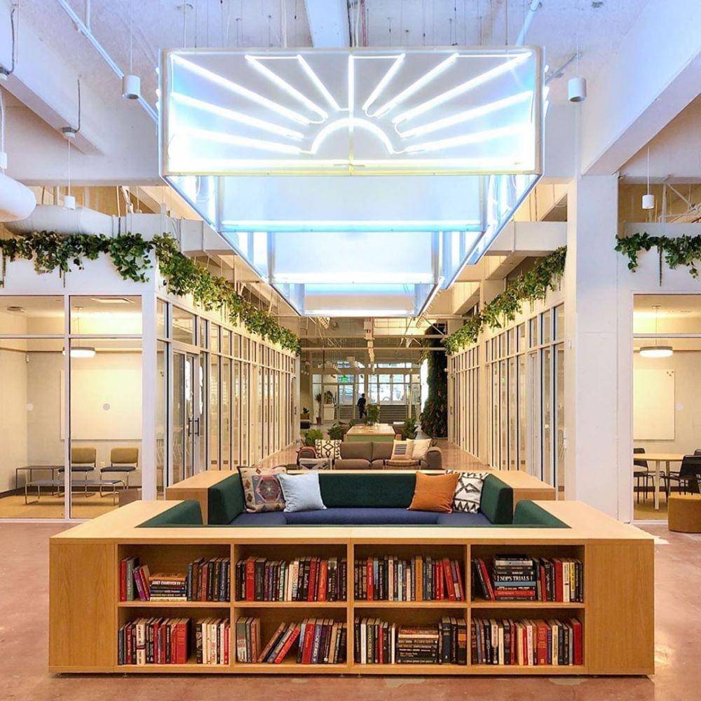 Suasana di dalam gedung co-working space WeWork di San Francisco, California. instagram.com/wework