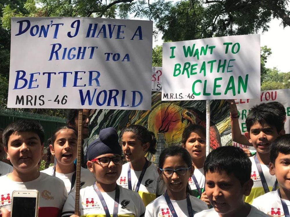 Para pelajar muda di New Delhi, India, saat mengikuti protes perubahan iklim pada 20 September 2019. twitter.com/YouthKiAwaaz