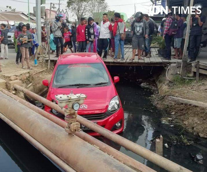 Mobil bandar sabu dari Kutim yang dikendarai saat sebelum tertembak di kepala pada 21 September 2019 (IDN Times/Yuda Almerio)