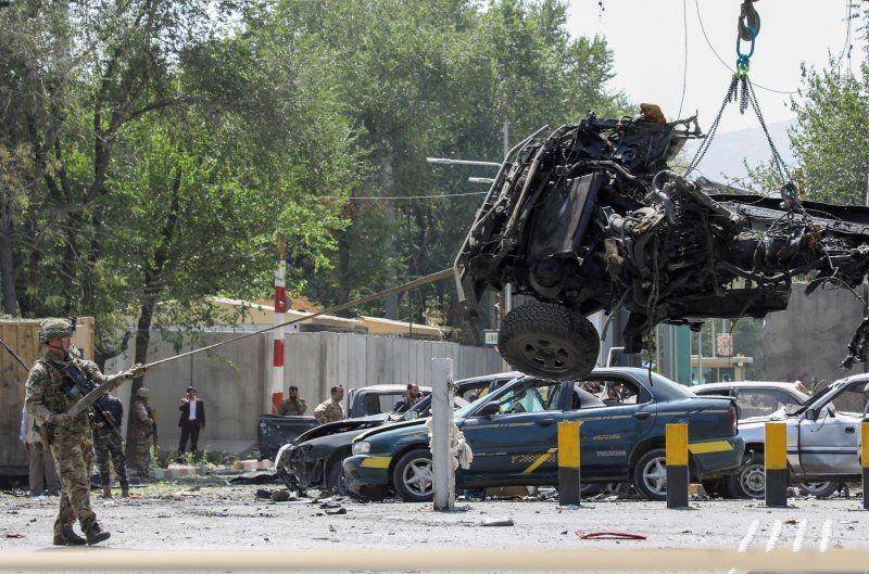 Seorang prajurit asing dengan Misi Dukungan yang dipimpin oleh NATO memeriksa lokasi serangan bunuh diri di Kabul, Afganistan pada 5 September 2019. ANTARA FOTO/REUTERS/Omar Sobhani
