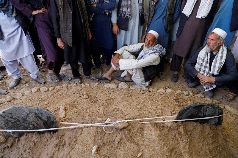 Belasan pria menghadiri upacara pemakaman korban ledakan di aula pernikahan di Kabul, Afganistan pada 18 Agustus 2019. ANTARA FOTO/REUTERS/Mohammad Ismail