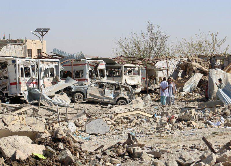 Kendaraan rusak terlihat di lokasi serangan bom mobil di Qalat, ibukota provinsi Zabul, Afganistan, pada 19 September 2019. ANTARA FOTO/REUTERS/Stringer