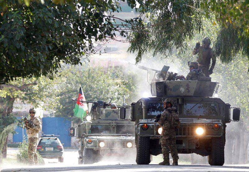 Pasukan keamanan Afghanistan menembakkan senapan berat ke arah pemberontak dekat lokasi serangan di kota Jalalabad, Afghanistan pada 18 September 2019. ANTARA FOTO/REUTERS/Parwiz