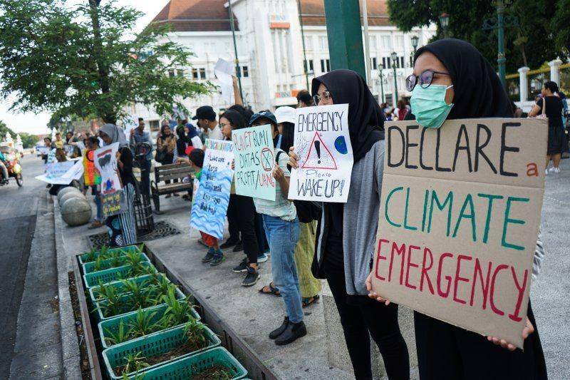 Warga yang tergabung dalam Jaringan Masyarakat Peduli Iklim (Jampiklim) melakukan aksi damai #ClimateStrike untuk mengajak masyarakat agar peduli terhadap lingkungan di Titik Nol Km Yogyakarta pada 20 September 2019. ANTARA FOTO/Andreas Fitri Atmoko