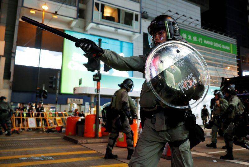 Polisi huru-hara berjaga di dekat stasiun Causeway Bay di Hong Kong pada 15 September 2019. ANTARA FOTO/REUTERS/Amr Abdallah Dalsh