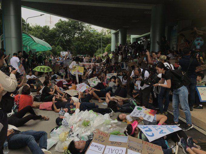 Peserta aksi #ClimateStrike di Bangkok, Thailand, menyerbu kantor Kementerian Lingkungan dan Sumber Daya Alam pada 20 September 2019. twitter.com/greenpeaceth