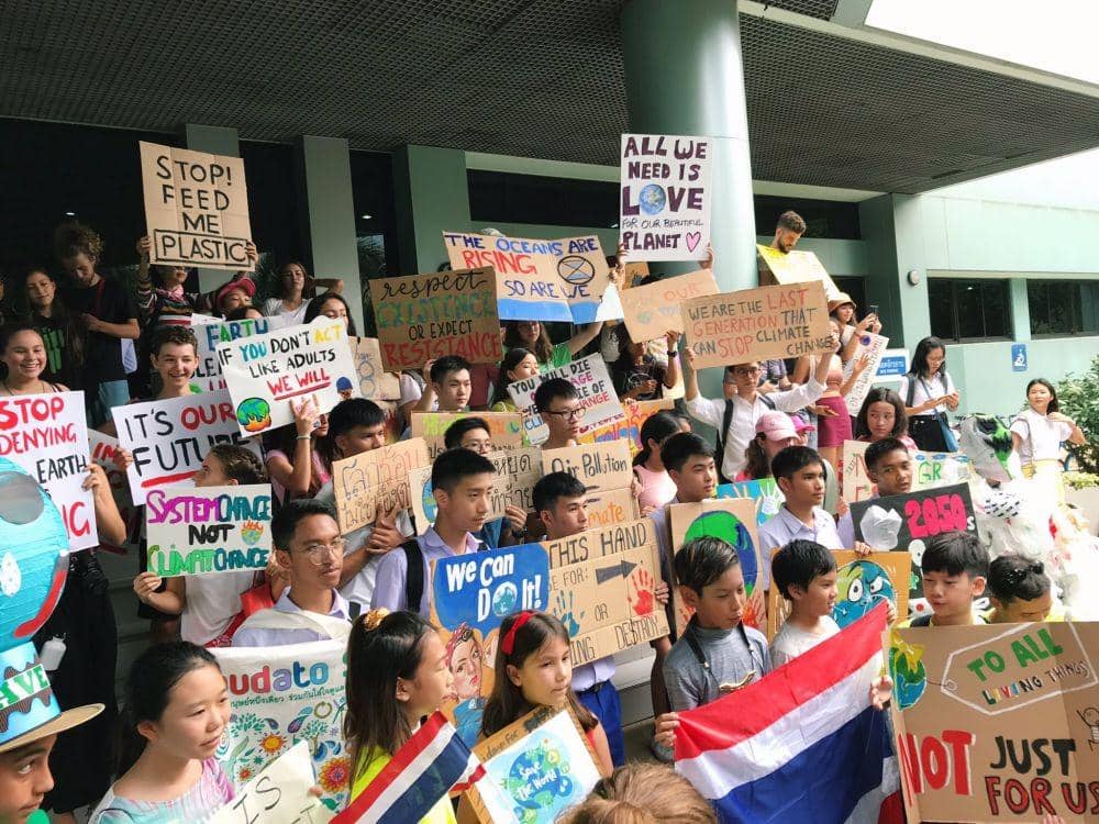 Pelajar di Bangkok, Thailand, mengikuti protes damai #ClimateStrike pada 20 September 2019. twitter.com/ActionAidThailand