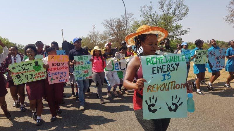 Anak-anak muda di Klerksdorp, Afrika Selatan, turut menggelar aksi #ClimateStrike pada 20 September 2019. twitter.com/350