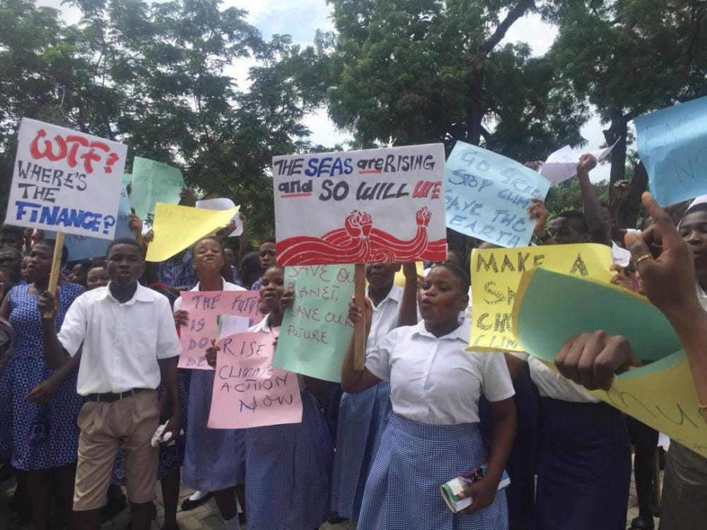 Siswa dan siswi Ghana ketika protes damai #ClimateStrike pada 20 September 2019. twitter.com/ActionAidGhana