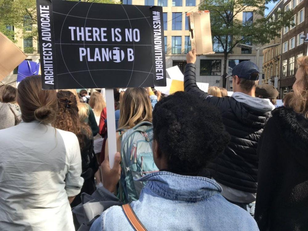 Salah seorang perempuan peserta aksi #ClimateStrike membawa plakat di Amsterdam, Belanda, pada 20 September 2019. twitter.com/clarabosco