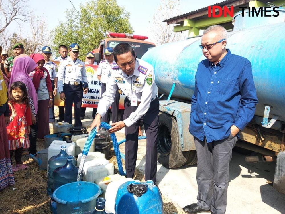 Bupati Bantul Suharsono (kanan) secara menyalurkan air bersih. IDN Times/Daruwaskita