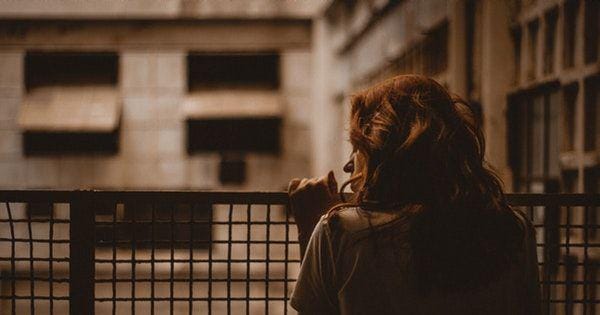 Cewek sedih sendirian