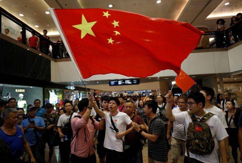 Pendukung pro Tiongkok mengibarkan bendera di sebuah pusat perbelanjaan di Harbour City, Hong Kong, pada ANTARA FOTO/REUTERS/Jorge Silva