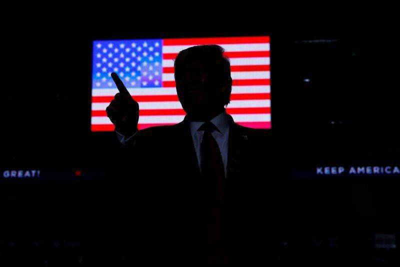 Presiden Amerika Serikat Donald Trump membentuk siluet saat menjadi pembicara pada reli 'Keep America Great' di Santa Ana Star Center di Rio Rancho, New Mexico, Amerika Serikat pada 16 September 2019. ANTARA FOTO/REUTERS/ Tom Brenne