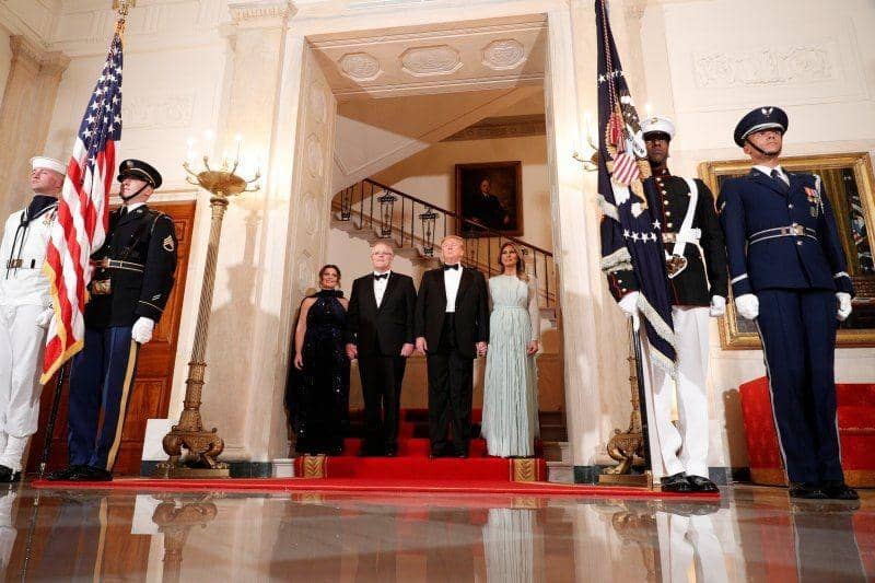 Presiden Amerika Serikat Donald Trump dan Ibu Negara Melania Trump menyambut Perdana Menteri Australia Scott Morrison dan istrinya, Jennifer Morrison, saat kunjungan kenegaraaan di Gedung Putih pada 20 September 2019. (ANTARA FOTO/REUTERS/Tom Brenner)