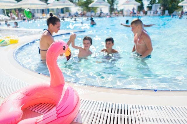 Keluarga sedang berenang