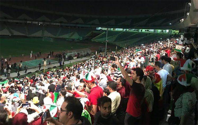 Pemandangan langka ketika perempuan diizinkan masuk ke dalam stadion saat menyaksikan pertandingan timnas Iran melawan Spanyol di ajang Piala Dunia pada 21 Juni 2018. twitter.com/TeamMelliIran