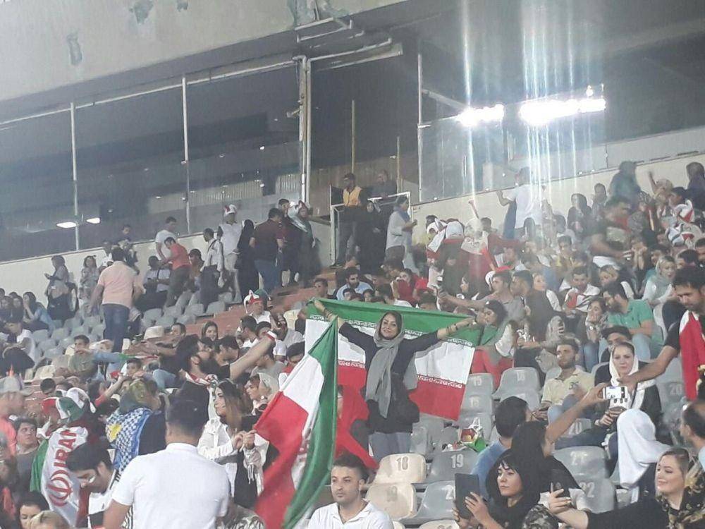 Pemandangan langka ketika perempuan diizinkan masuk ke dalam stadion saat menyaksikan timnas Iran berlaga di Piala Dunia 2018. twitter.com/TeamMelliIran