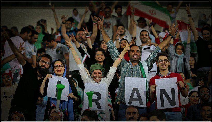 Pemandangan langka ketika perempuan diizinkan masuk ke dalam stadion saat menyaksikan timnas Iran berlaga di Piala Dunia 2018. twitter.com/TeamMelliIran