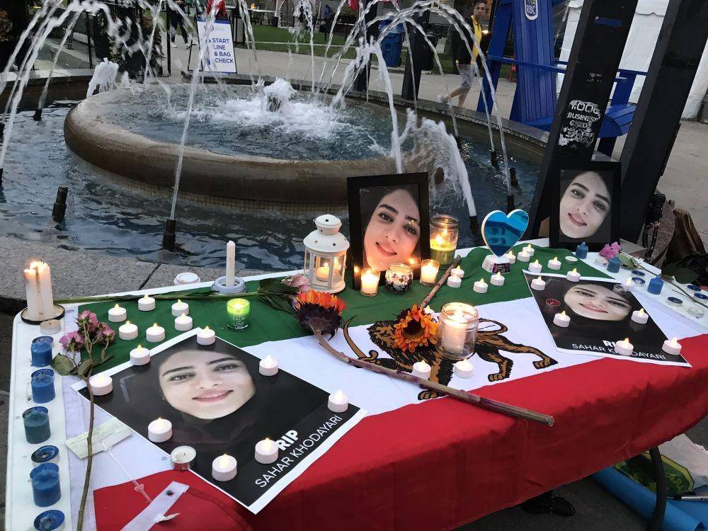 Warga Iran di Toronto, Kanada, melakukan doa bersama untuk mengenang Sahar Khodayari, perempuan yang diadili usai berusaha masuk ke stadion dan memilih membakar dirinya. twitter.com/Ardeshirz