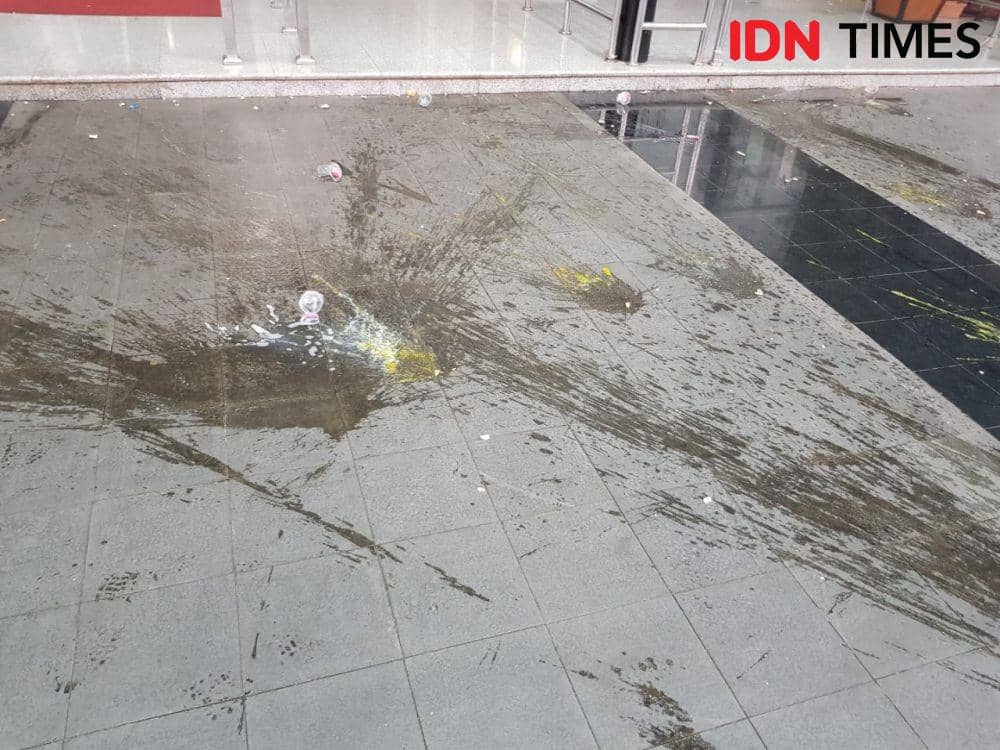 (Aksi pelemparan telur oleh massa PMII) IDN Times/Santi Dewi