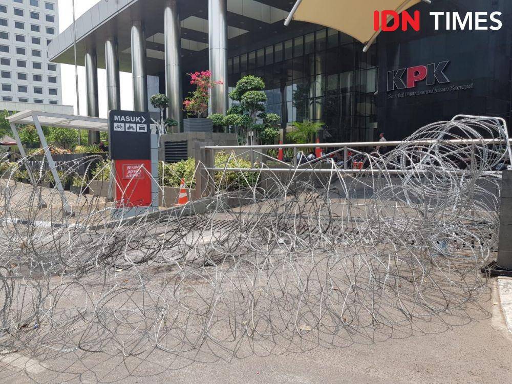 Kawat duri di depan gedung KPK dibuat dua lapis