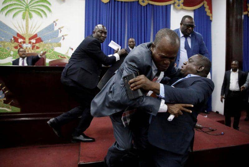 Sejumlah perwakilan bertikai sebelum sidang pemaparan kebijakan umum atas penunjukkan Perdana Menteri Fritz William Michel di Parlemen di Port-au-Prince, Haiti, pada 3 September 2019. ANTARA FOTO/REUTERS/Andres Martinez Casare