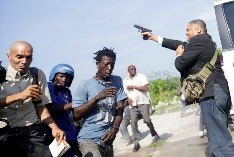 Warga berlari saat Senator Haiti Jean Marie Ralph Fethiere (PHTL) menembakkan pistol ke udara, melukai Chery Dieu-Nalio, seorang fotografer Associated Press, di depan gedung parlemen Haiti pada 23 September 2019. ANTARA FOTO/REUTERS/Andres Martinez Casares