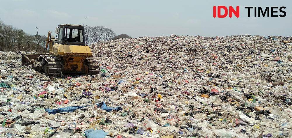 Ikustrasi tumpukan sampah. IDN Times/Daruwaskita