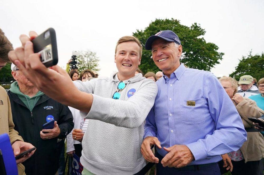 Mantan Wakil Presiden Amerika Serikat sekaligus kandidat presiden dari Demokrat, Joe Biden, sedang selfie dengan pendukungnya dalam sebuah kampanye pada 7 September 2019. instagram.com/joebiden