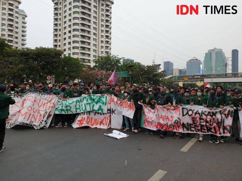 Akis mahasiswa di depan gedung DPR RI/IDN Times/Vanny El Rahman